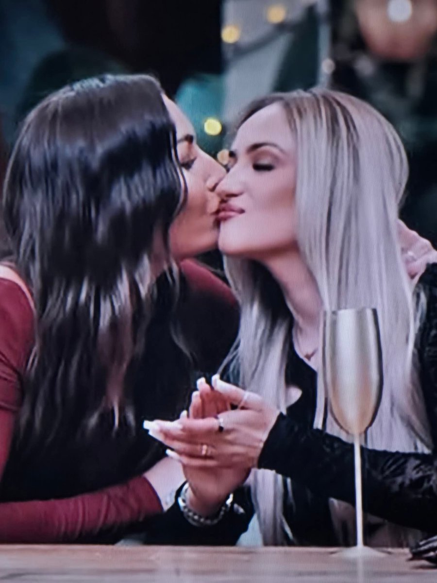 What in the <a href="/MAFSUK/">Married at First Sight UK</a> is this? This the same bird that Leigh argued with Leah over on wife swap week?  <a href="/GunnerLoulou/">Loulou Gunner ❤️</a> I need to have my marmite on toast with a black coffee.