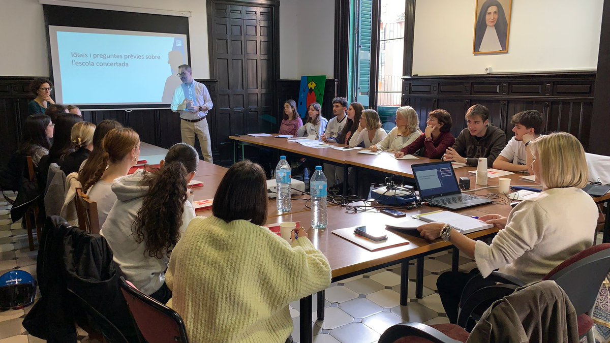 FECC_educacio's tweet image. ✨ Avui els estudiants de doble titulació del Programa de Transició @Blanquerna Escola han visitat el Col·legi @SAFAAVINYO. Des de la #FECC els hem explicat els serveis que oferim, què significa ser una escola d’iniciativa social i el valor de formar part de l’#escolacristiana.
