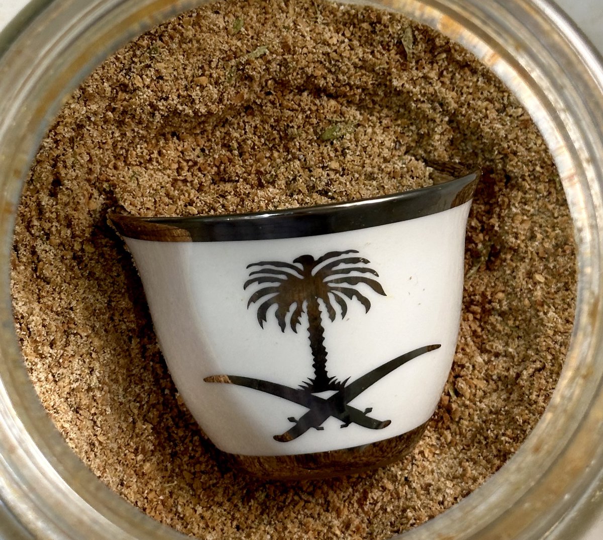 يقعد لها ويقيسها قيس كيّال
كنّه بينشد ساعة الحشر عنها