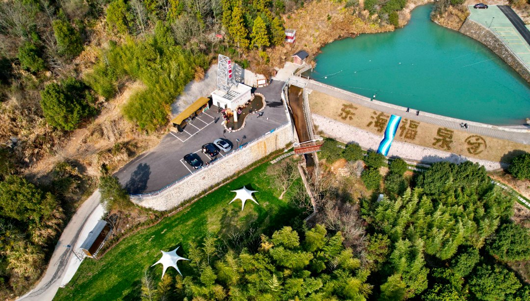 DaishanVibes's tweet image. 🌿🌿 Dinghai&apos;s Ziwei Village embraces the concept of &quot;green is gold&quot; in its vision for rural revitalization! It focuses on agricultural tourism (🍇 grapes, 🍵 tea), featuring lush vineyards and a market infused with ancient tea culture. #FutureVillage #EcoTourism