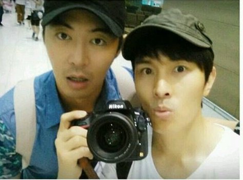 전진: 얼마 전 동완이 형이 냉장고 뒤지면서 "밀키스랑 칠성사이다 중에 뭐가 좋아?"라고 물어봤다. 나는 밀키스라고 대답했어. 다음 순간 자신감 넘치는 표정로 "뭐, 콜라밖에 없는데" 이러면서 콜라 던지고 왔어