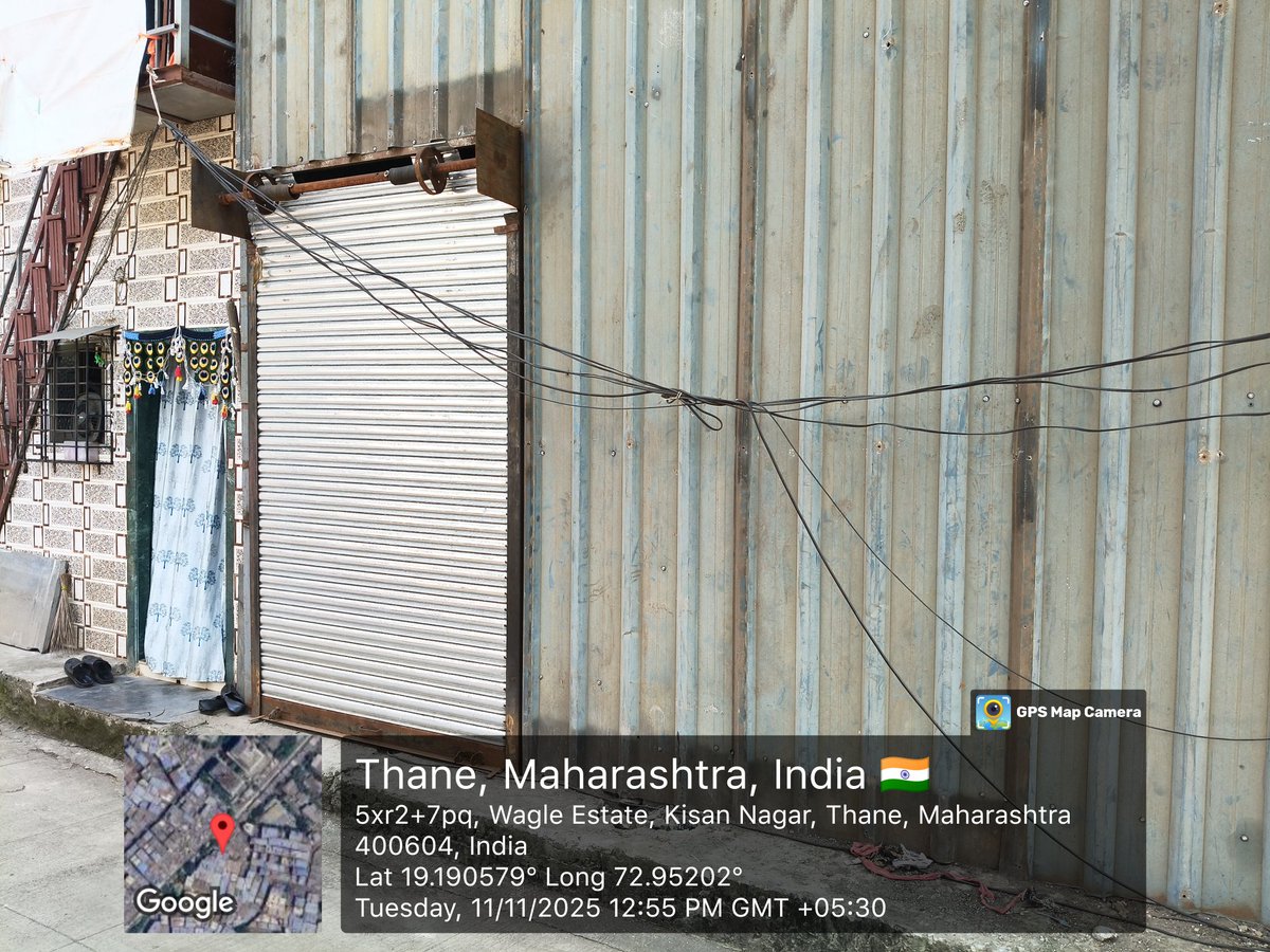 Vaibhav89798652's tweet image. MSEB चा भोंगळ कारभार!
अशा प्रकारे उघड्या वायरी आणि मीटर बॉक्स ठेवणे म्हणजे नागरिकांच्या जीवाशी खेळणं आहे.
कोणत्याही क्षणी मोठी जीवितहानी होऊ शकते.
जबाबदार अधिकाऱ्यांवर कठोर कारवाई झाली पाहिजे!
#Thane #MSEB #SafetyFirst
#thanesmartcity