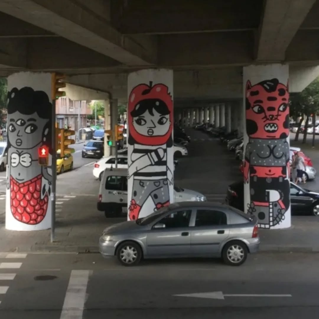 🖤 Ens afegim al dol per la pèrdua d’ <a href="/amaiaarrazola/">amaia arrazola</a> 
Va deixar la seva empremta a #SAB amb les columnes d’El Bosc Encantat (2016) i el projecte BesArt – The River Museum.
Va portar color, vida i vincles al nostre espai urbà.
Gràcies, Amaia.El teu llegat ens continuarà inspirant.