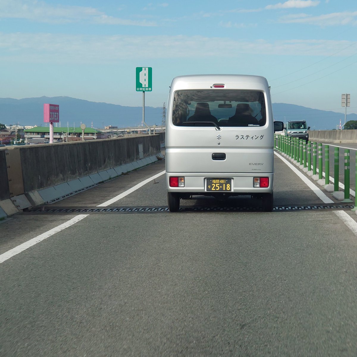 rin4443's tweet photo. 今日、14時過ぎ位に沿岸道路を走行中にあまりにも無茶な運転されたので加工せずにアップします。車線減少の所でクラクション鳴らしながら無理矢理入って来て、こちらがブレーキ踏んで何とか接触を回避。ありえない運転に流石にキレた！営業ナンバーならちゃんと運転しろよ！ https://t.co/i4ZWyZc1YQ
