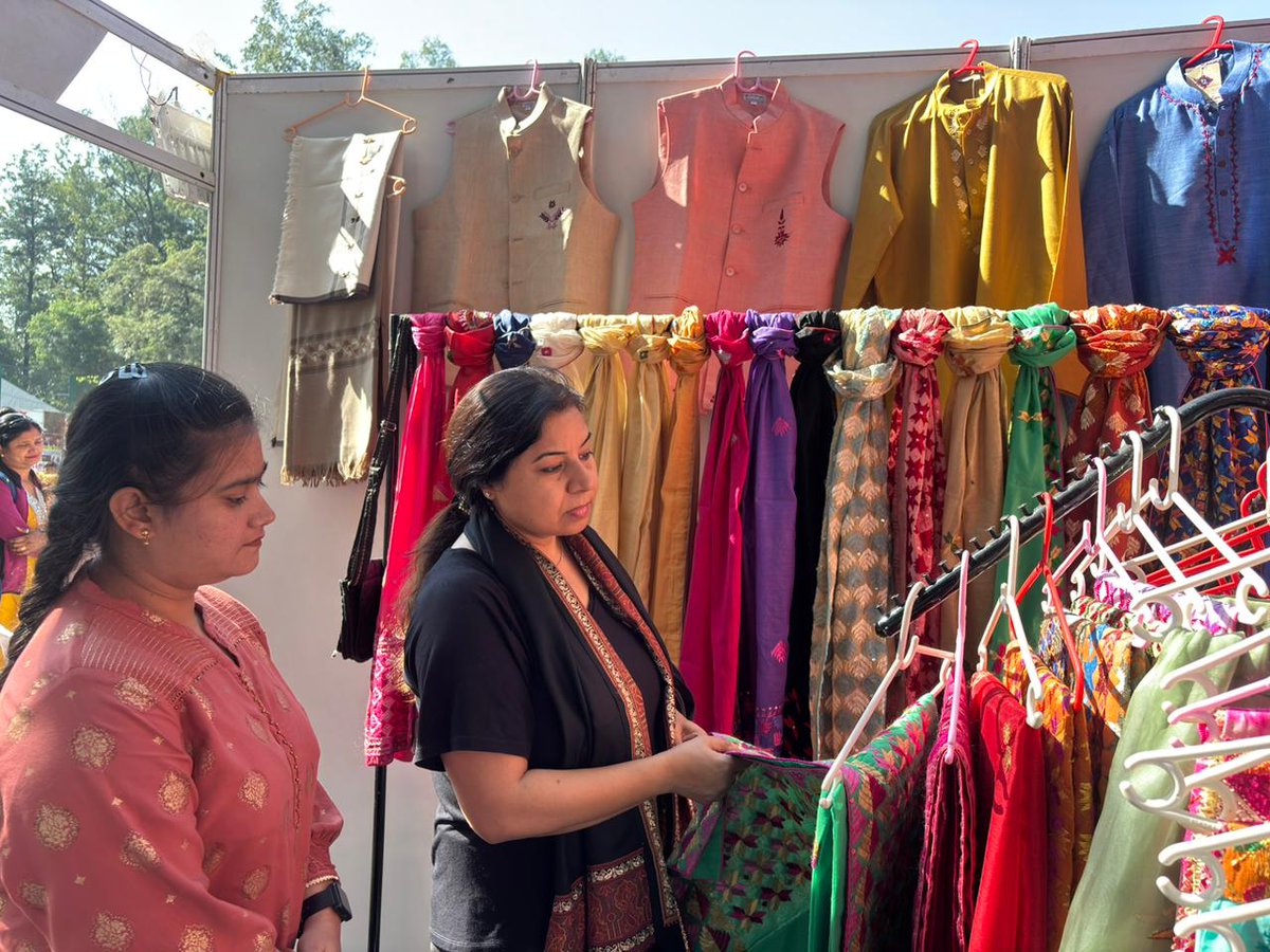 MBCT_Trust's tweet image. Phulkari Makers Bassi Pathana (PMBP), a self-help group of RURAL women artisans, showcased their exquisite collection at the 9th Military Literature Festival, held at the Lake Sports Complex, Chandigarh, from 7th to 9th Nov 2025.
#PMBP #PhulkariMakers #BassiPathana #Chandigarh