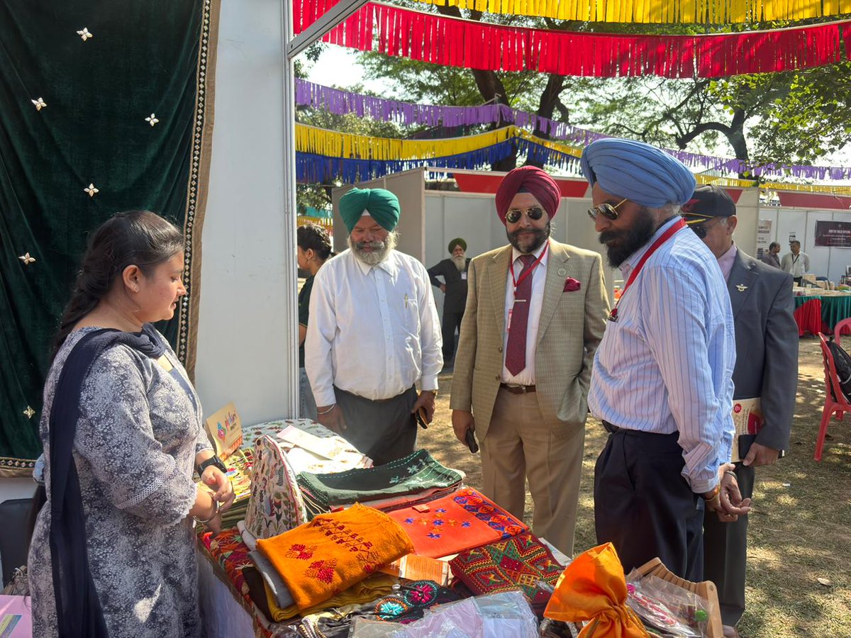 MBCT_Trust's tweet image. Phulkari Makers Bassi Pathana (PMBP), a self-help group of RURAL women artisans, showcased their exquisite collection at the 9th Military Literature Festival, held at the Lake Sports Complex, Chandigarh, from 7th to 9th Nov 2025.
#PMBP #PhulkariMakers #BassiPathana #Chandigarh