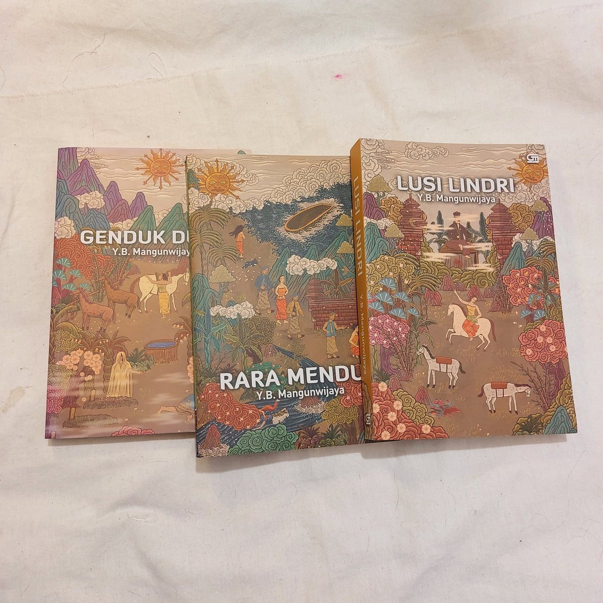 shylvermist's tweet image. reminding the tl that book covers (indonesian edition) never miss💕