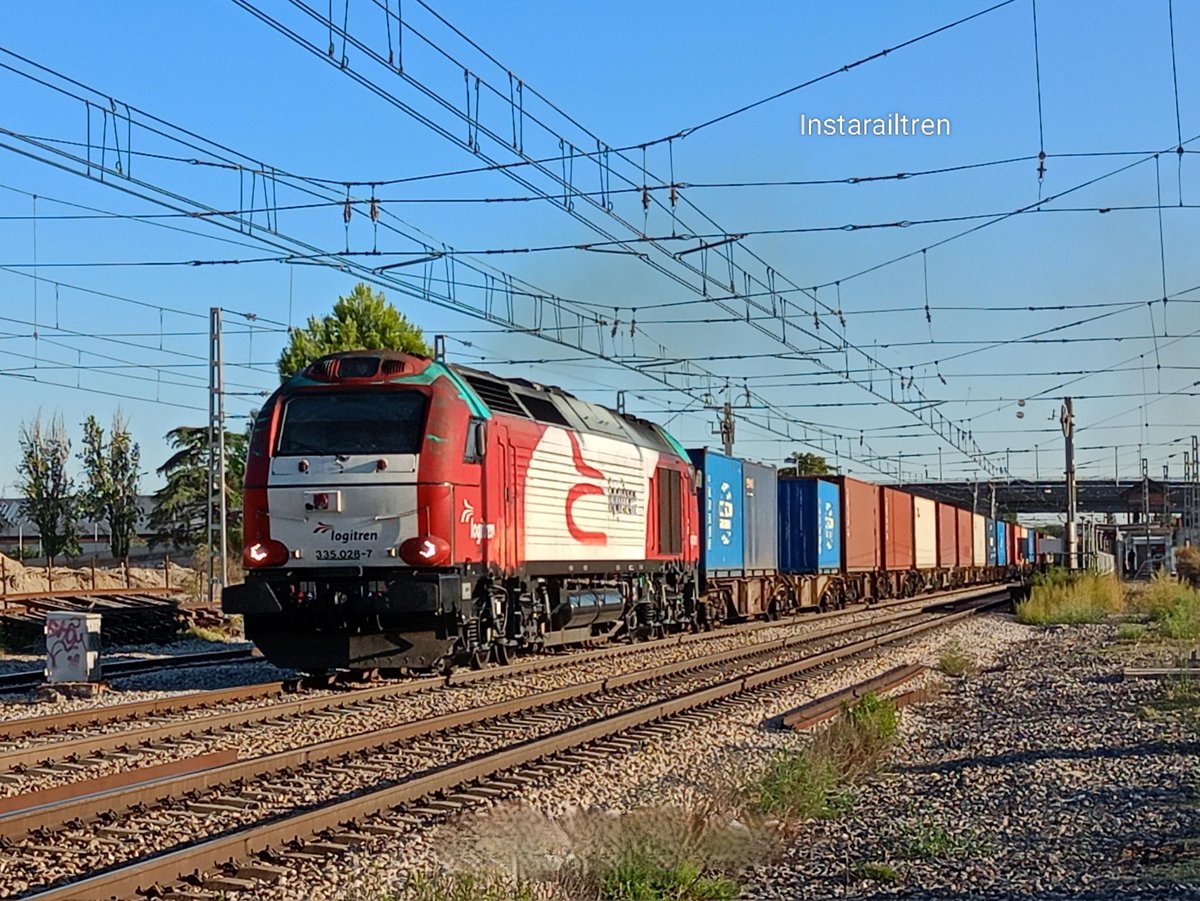 europa_tren's tweet photo. La 335.028 de Logitren con un TECO Valencia Font de Sant Lluís>Vicálvaro a su paso por Getafe Industrial, septiembre de 2024. Foto: Ezequiel Pérez Martínez #EuropaTren #instarailtren #Mercsncias #TECO #Logitren #ComunidadMadrid #FelizMartes https://t.co/KDtOAFFTuq