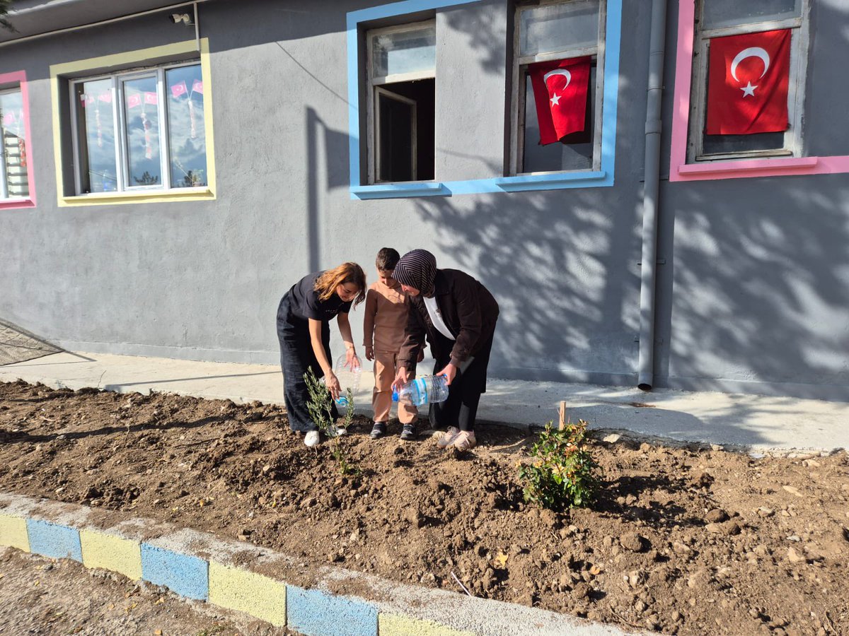 Kıymetli Vatandaşlarımız,

Önceki haftalarda Eğirdir Gölü'ndeki kuraklığın en büyük nedenlerinden birinin tarım amaçlı sulama olduğunu, elma başta olmak üzere suya fazlaca ihtiyaç duyan ürünler nedeniyle bu kuraklığın giderek hızlandığını ifade etmiştik.