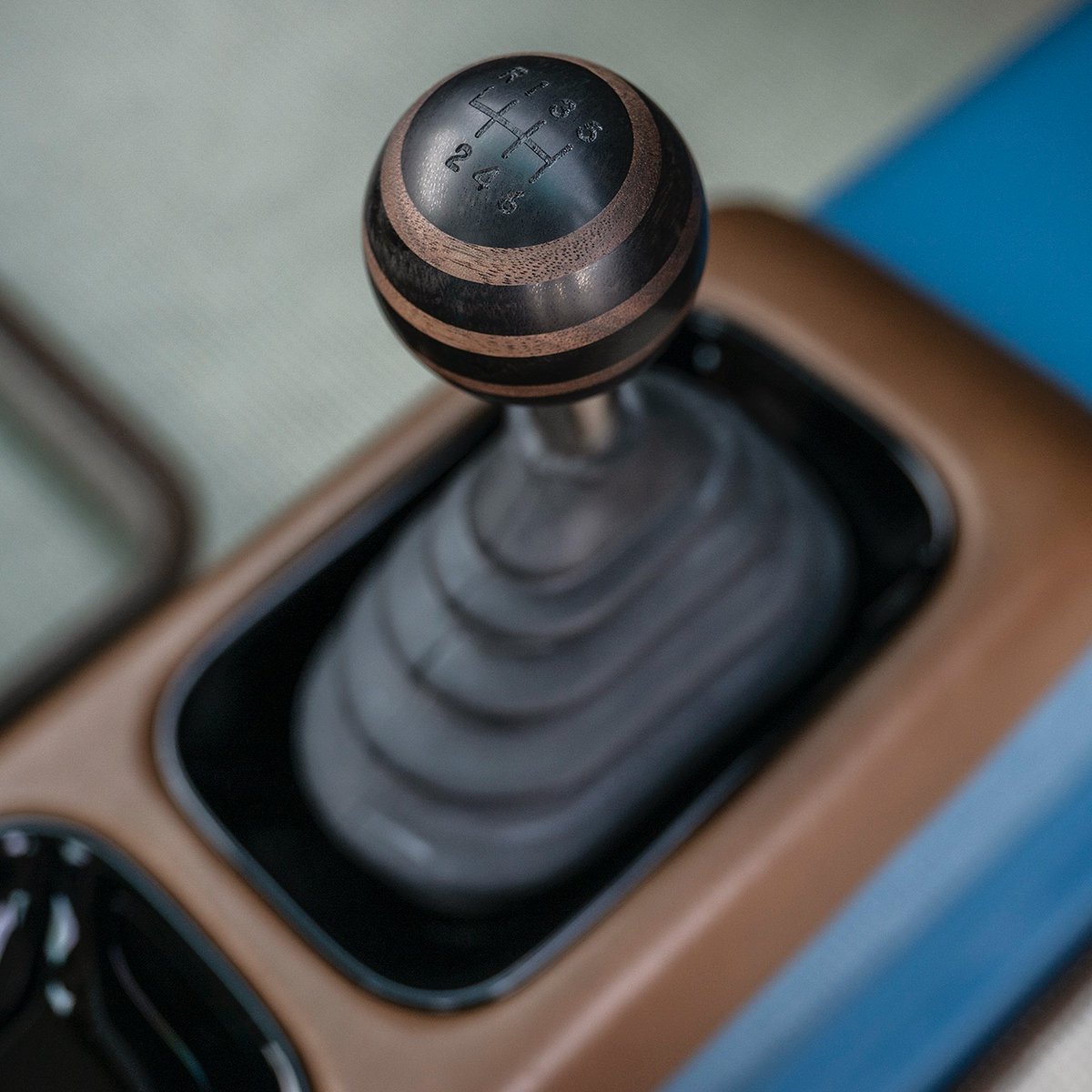 Earlsimxx's tweet photo. Work of art: Singer 911 named Stanley commission, finished in Alexandia blue with carbon fiber bucket seats in woven leather and nubuck centers. 6-speed manual shifter in maple finish. https://t.co/DtQAajTfoa