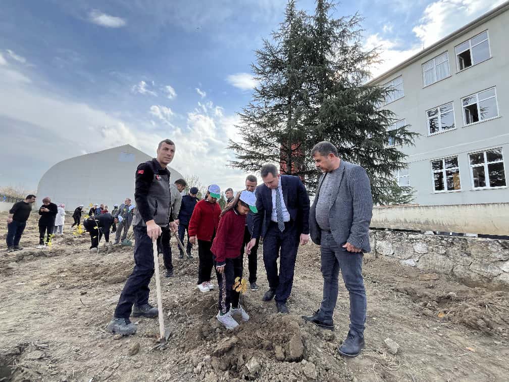Siz değerli vatandaşlarımıza, Eğirdir Gölü'nde bulunan ekosisteme saygısı olan ve Gölümüzün kurumasına karşı çıkan tüm vatandaşlarımıza çağrımız şudur: 
Her sene bazı elma ağaçları, çeşitli gerekçelerle üreticilerimiz tarafından kesilerek yenilenmektedir.