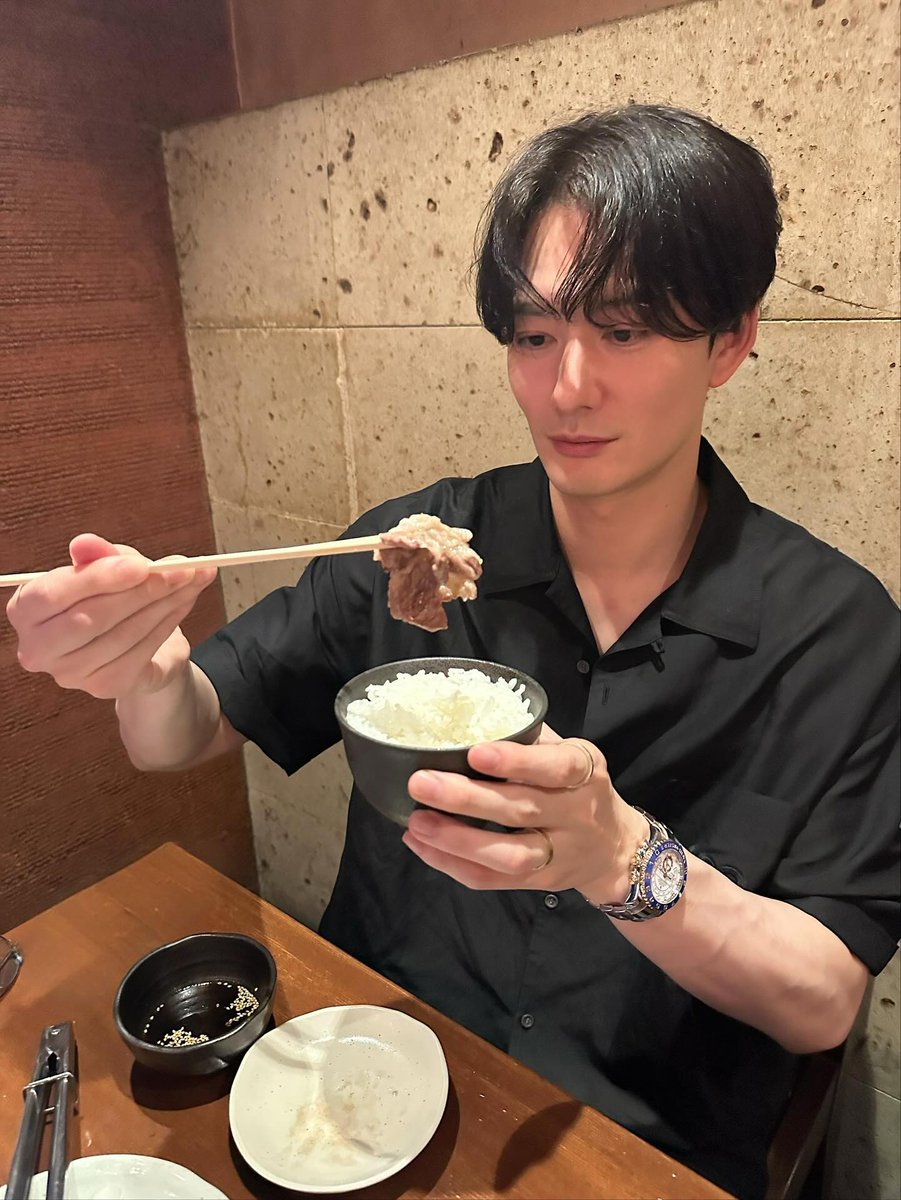 taiki__camera's tweet photo. 流れてきてインスタ見たけど岡田将生カッコよすぎ定期。

結婚して家庭持って36歳で色気溢れてて、理想の歳の重ね方過ぎ��。
飾りすぎずナチュラルなのにカッコよすぎ。

岡田将生が圧倒的なのはあるけど、、
アプリやインスタの写真でこの雰囲気だけでも
取り入れられるとアラサー以上でも伸びるね。 https://t.co/5i8zidxdIN
