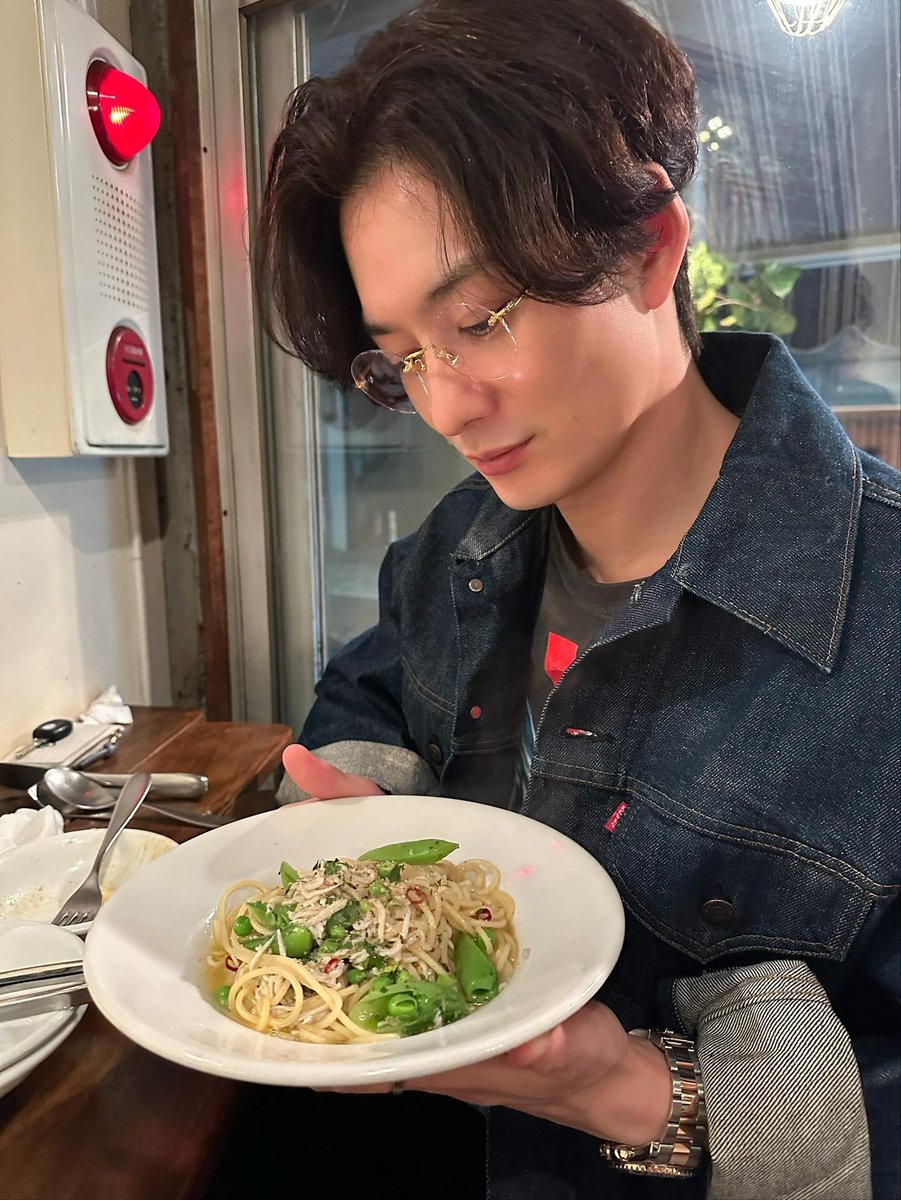 taiki__camera's tweet photo. 流れてきてインスタ見たけど岡田将生カッコよすぎ定期。

結婚して家庭持って36歳で色気溢れてて、理想の歳の重ね方過ぎ��。
飾りすぎずナチュラルなのにカッコよすぎ。

岡田将生が圧倒的なのはあるけど、、
アプリやインスタの写真でこの雰囲気だけでも
取り入れられるとアラサー以上でも伸びるね。 https://t.co/5i8zidxdIN
