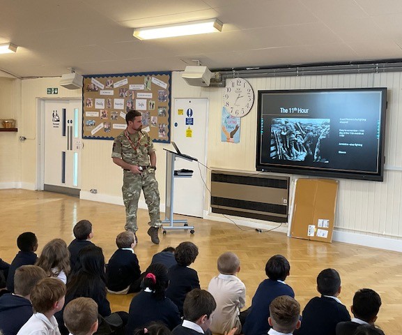 ManorDidcot's tweet image. This week, our Monday assemblies were led by service members from our local army base. They spoke to pupils about the importance of Remembrance and the symbolism of the poppy. KS2 even had the chance to take part in a mini assault course! #ManorPrimary #Remembrance @GLFSchools