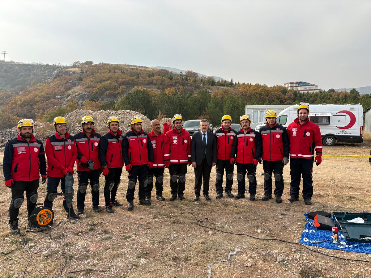 Tokat MEB AKUB  Ekibimizin de katılımı ile AFAD İl Müdürlüğünce organize edilen il düzeyi deprem tatbikatı gerçekleştirildi. 

İl Milli Eğitim Müdürümüz Sayın Hüseyin Kır da ekibimizi ziyaret ederek tatbikata katılım sağladı.

<a href="/tcmeb/">Millî Eğitim Bakanlığı</a> <a href="/HuseyinKir64/">Hüseyin Kır</a>