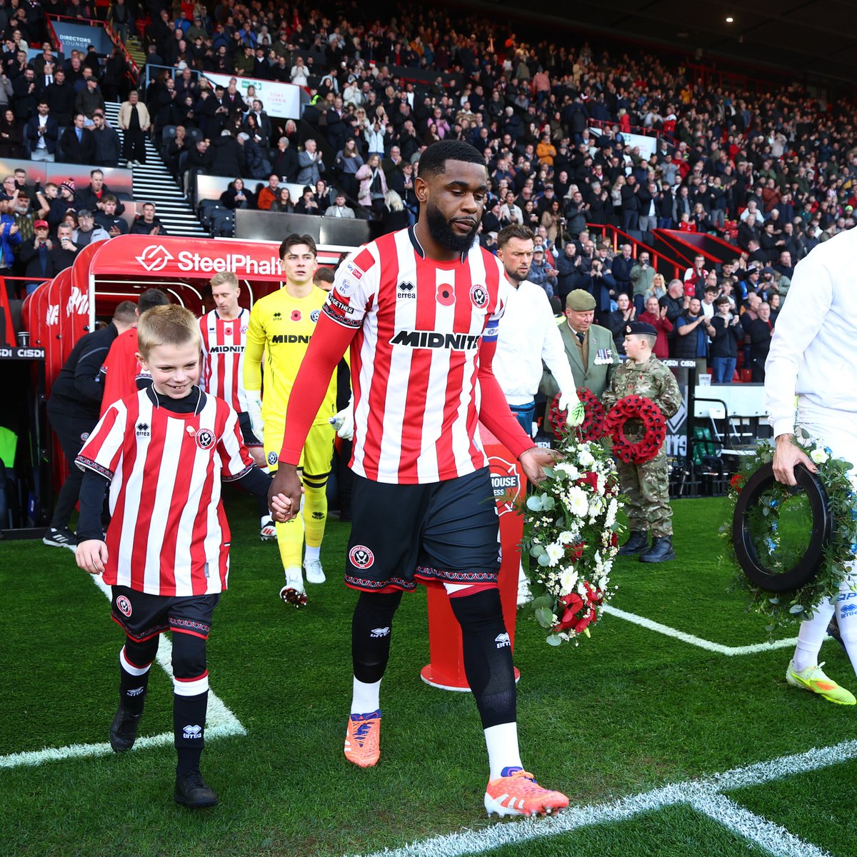 SheffieldUnited's tweet photo. On the 11th hour of the 11th day of the 11th month, we will remember them. 🌹❤️ https://t.co/4oUogYluc5