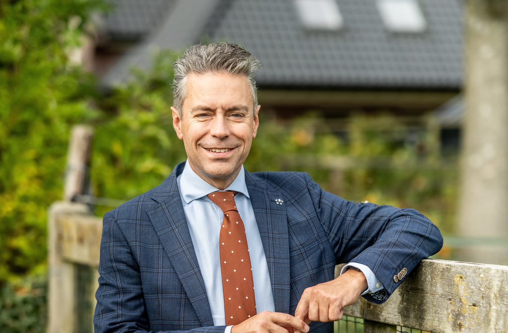 RPDDenHaag's tweet image. D.V. Dinsdag 18 november is er van 12.30-13.15 een bijeenkomst. Spreker is @chris_stoffer (Tweede Kamerlid van de @SGPnieuws ). Thema: ‘Wijs met de Schepper’. Ds. Foppen (Bethlehemkerk, Den Haag) leidt de dienst. Locatie: Waalse Kerk te Den Haag. Van harte welkom!