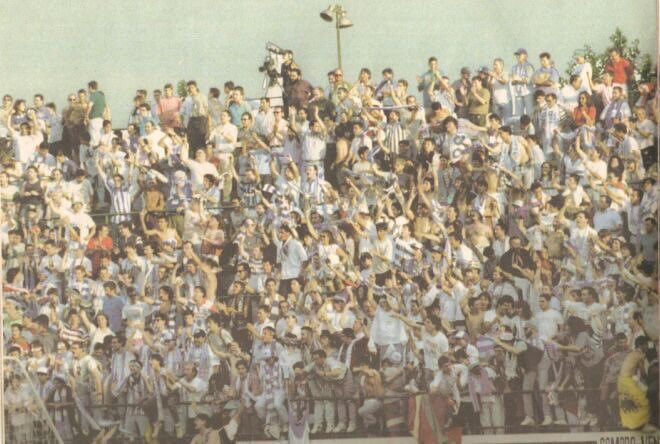 🏆 Davant el sorteig de copa d’avui, repassem les últimes vegades que la <a href="/uesantandreu/">Unió Esportiva Sant Andreu</a> s’ha enfrontat als nostres possibles rivals, comencem: 

⚪️🔵 Deportivo Alavés: 

-27.06.1993 Lligueta Ascens 2A. 

(Fotografia del desplaçament de l’afició del glorioso al Narcís Sala)