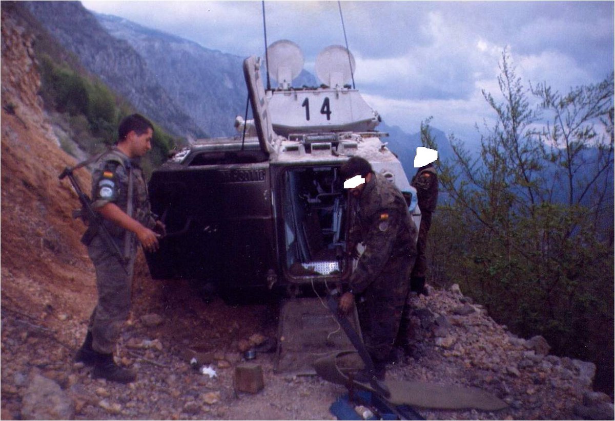 Al haber tenido tanta repercusión esta foto, anexo otra. Aparecen en esa misma acción los 2 Sargentos amigos, de la misma Promoción, ayudándose. ES LA ÚLTIMA FOTO CON VIDA DEL SARGENTO DE ZAPADORES PARACAIDISTAS D.
 JOSÉ ANTONIO DELGADO FERNÁNDEZ (me la pasa su amigo):