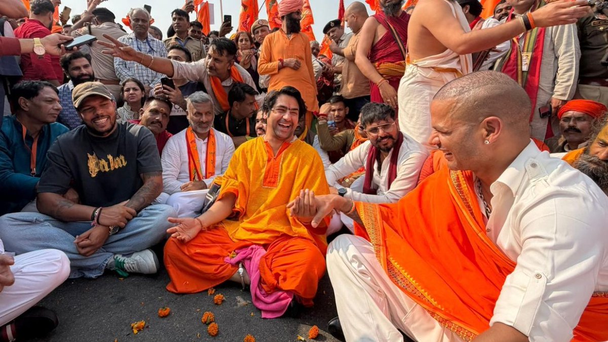 Shiwani8675's tweet image. मैदान में टीम को जोड़ने वाला अब समाज को जोड़ रहा है — यही तो असली #TeamUnity है ❤️