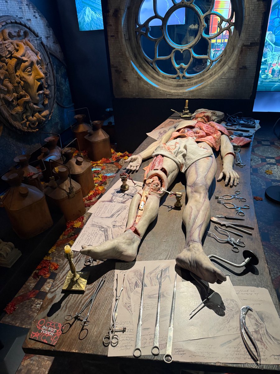 _Jess_Avalon's tweet photo. 🌹🖤 Of course I went here on Halloween to the @netflix Frankenstein movie exhibition at @Selfridges in London 🧟‍♂️ 🌹🖤

JUST EPIC 🔌🔋 https://t.co/ZSryX2TttC