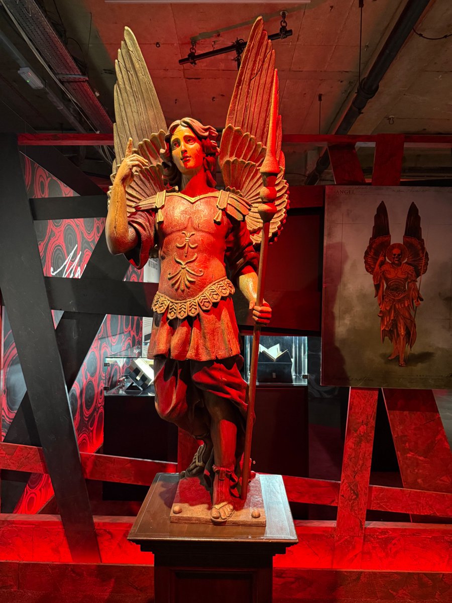 _Jess_Avalon's tweet photo. 🌹🖤 Of course I went here on Halloween to the @netflix Frankenstein movie exhibition at @Selfridges in London 🧟‍♂️ 🌹🖤

JUST EPIC 🔌🔋 https://t.co/ZSryX2TttC