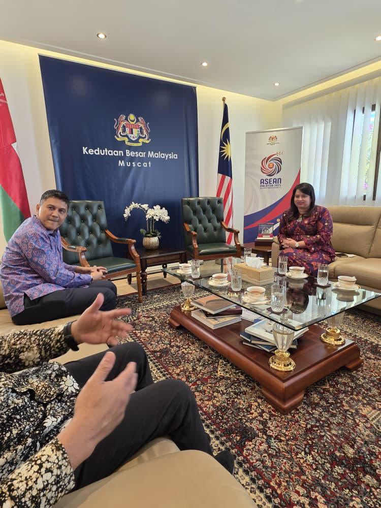 MYEmbMuscat's tweet image. Meeting with Mr Suriaghandi Suppiah, CEO of the Malaysia Healthcare Travel Council (MHTC) on 28 October 2025.