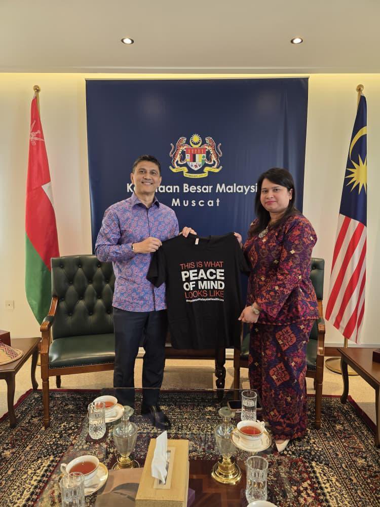 MYEmbMuscat's tweet image. Meeting with Mr Suriaghandi Suppiah, CEO of the Malaysia Healthcare Travel Council (MHTC) on 28 October 2025.