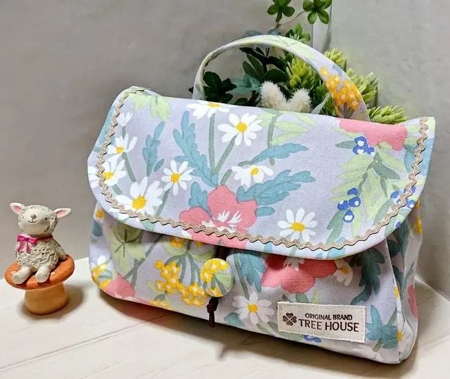 treehouse_2007's tweet image. すごく寒くなってきました！
野原に咲いてた花たちも、もうすぐ見れなくなってしまうかも💦
花のある風景を切り取ったおむつポーチはこちら！

おむつポーチ☆ボタニカルフラワー ピンク☆TREEHOUSE #minne 
minne.com/items/31451700