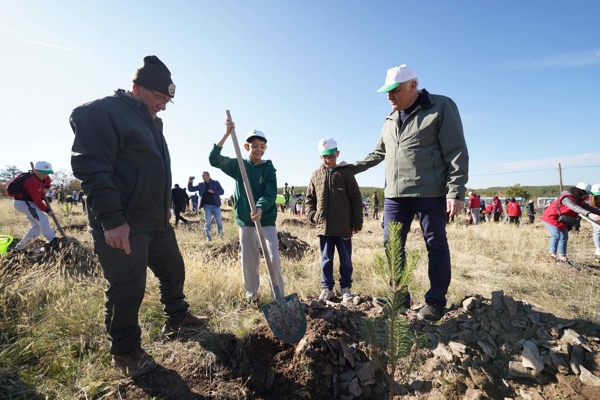 “Şahidimiz toprak, imzamız fidan.” 🇹🇷🌿

11 Kasım Milli Ağaçlandırma Günü dolayısıyla düzenlenen fidan dikim etkinliğine katıldık.

Yeşil Vatan seferberliği kapsamında, geleceğe nefes olmak için fidanlarımızı toprakla buluşturduk.

#YeşilVatanSeferberliği
#MilliAğaçlandırmaGünü