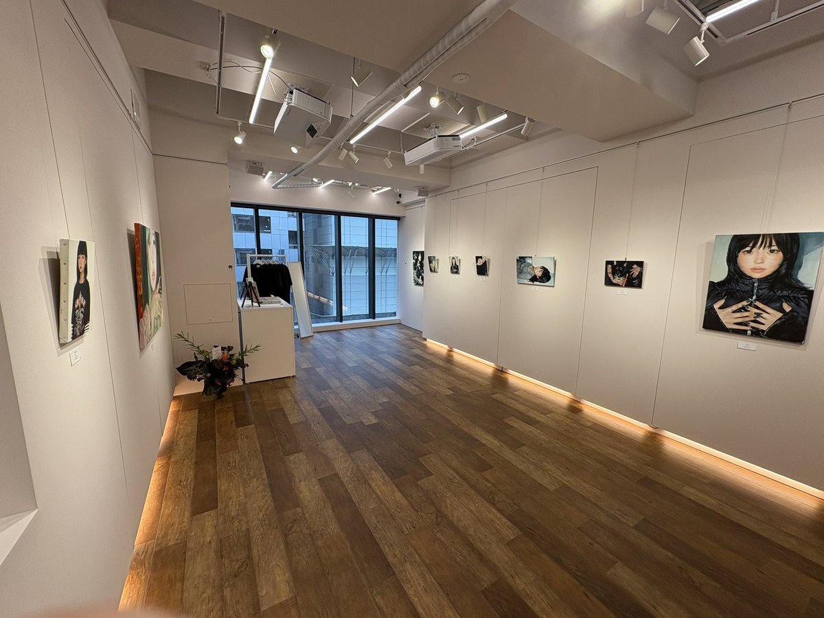 kikonsha_10mas's tweet photo. 今日はラジオ好きでも知られている雪下まゆさんの個展を見に銀座MH GALLERYへ!
前回の個展も行きましたが毎回引き込まれます!
欲しかった作品集が先行販売していたので購入🙌
今月24日まで開催しておりますのでぜひ!
#雪下まゆ #mhgallery https://t.co/GAe4Hx64J3