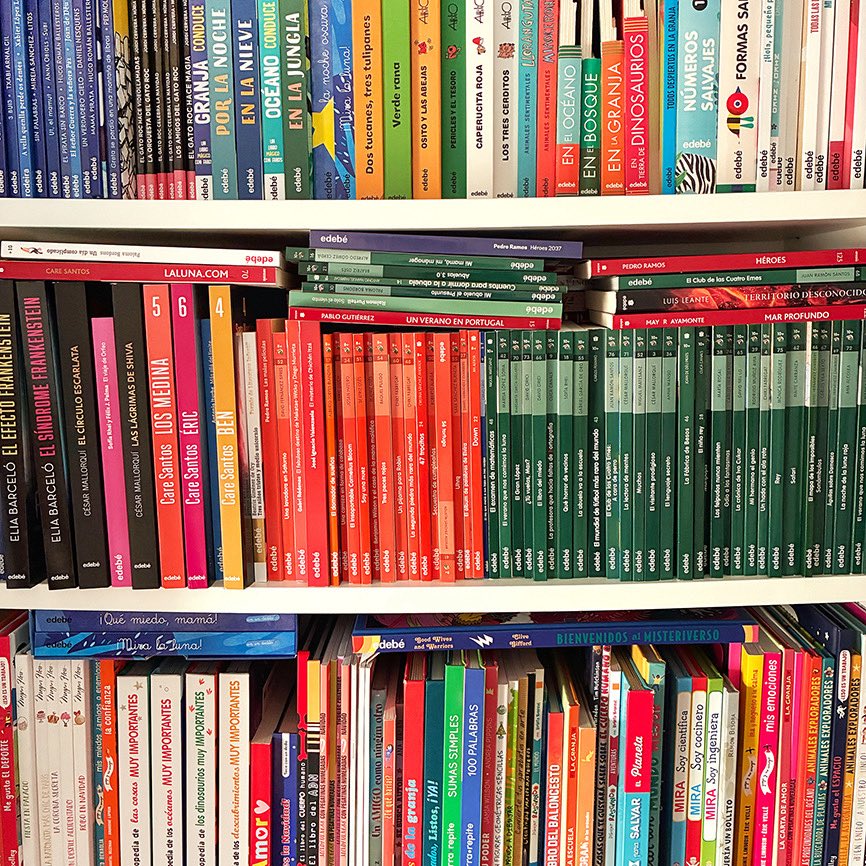 GRUPOEDEBE's tweet image. Hoy celebramos estos espacios mágicos que acercan la lectura a todos, hogar de quienes descubren el placer de los libros. 🧒📖👦
Gracias a las librerías, cada historia encuentra su lugar y cada lector, un sitio donde soñar. 🌟#DíaDeLasLibrerías #Edebé #Libros