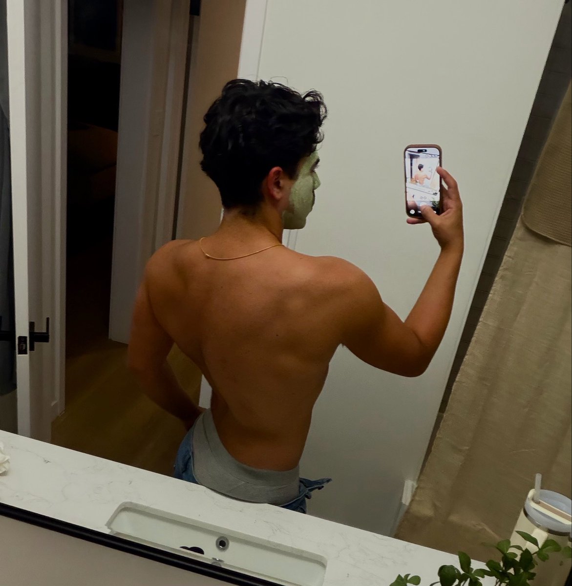 alexdmartt's tweet photo. Rate the back gains https://t.co/Hbp3aaeO6S
