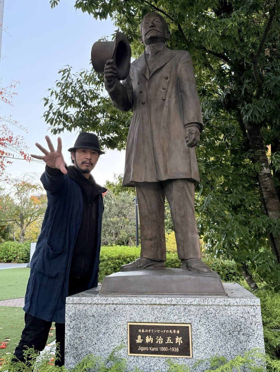 doshin01's tweet photo. 昨日は #秀山堂画廊 へ!
現在 #嘉納治五郎 先生の取材をしており、日本オリンピックミュージアムの前にある像を作られた #松田光司 先生の個展初日と知り、お話を伺いにいきました!知り合いの武術家の先生方のレリーフもあり、素晴らしい個展でした!
#kikunodaretsuyo #systemaTYO #ryujishirakawa https://t.co/DBkdJT7pIT