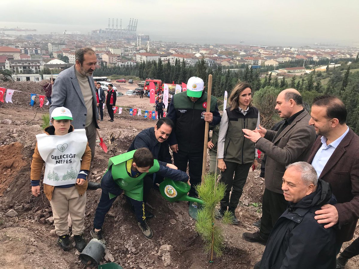 Kaymakamımız Dr. Soner ŞENEL, Körfez ilçesinde Orman Haftası kapsamında düzenlenen ağaç dikme etkinliğine katıldı.
Yaz aylarında yangın nedeniyle zarar gören ormanlık alanda düzenlenen etkinlikte, doğaya yeniden hayat vermek amacıyla fidanlar toprakla buluşturuldu.