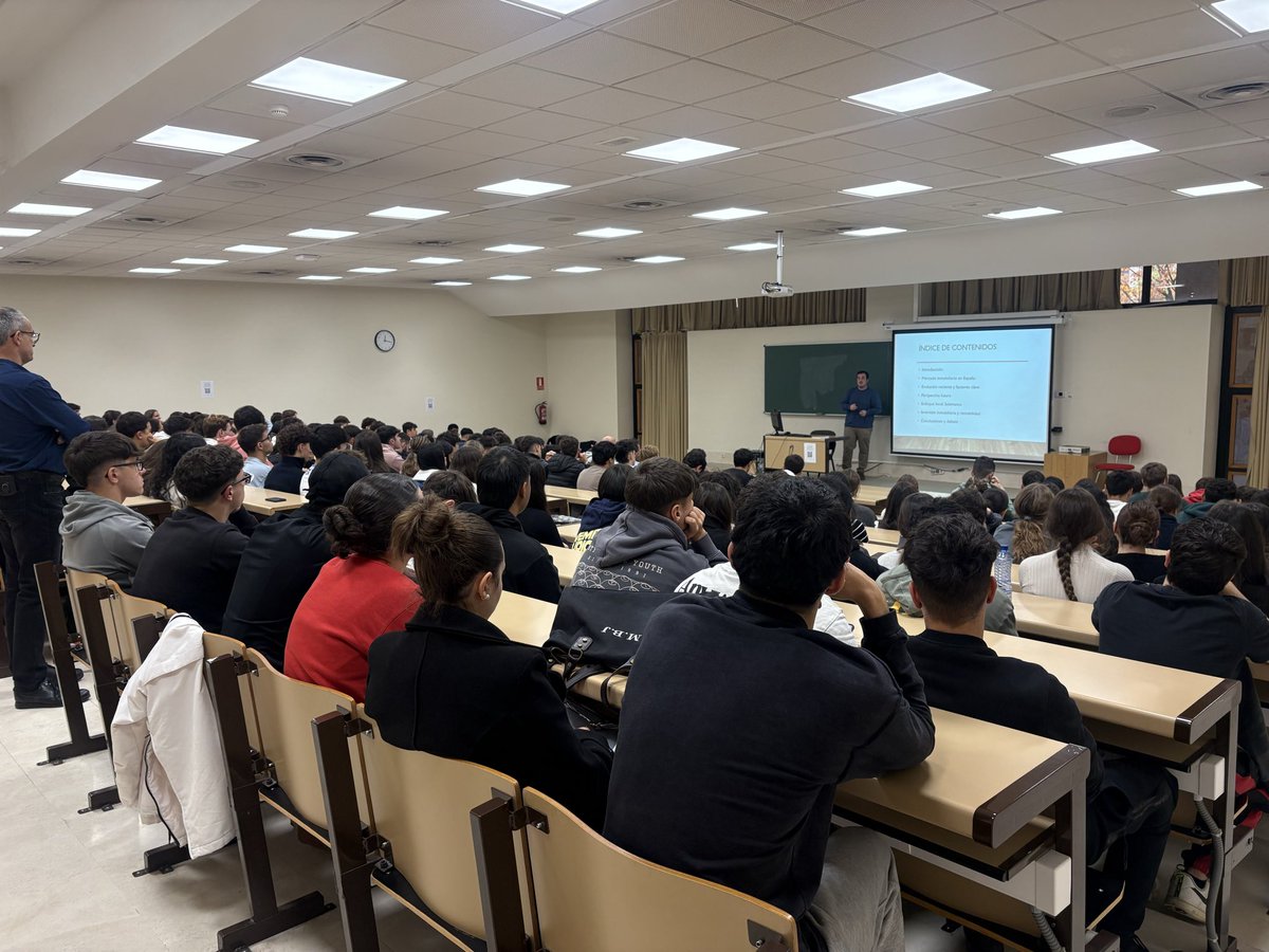 🫶Cuando se pone❤️el resultado suele ser un éxito. Y de eso sabemos en <a href="/EconomiaUsal/">Economía y Empresa</a>😊

👏🏻El viernes pasado volvimos a tener 300 estudiantes de todos los #coles en #JornadasDeEducacionFinanciera

👏🏻También más de 200 estudiantes de #ADE aprendiendo sobre #Vivienda en #XICiclo

😉