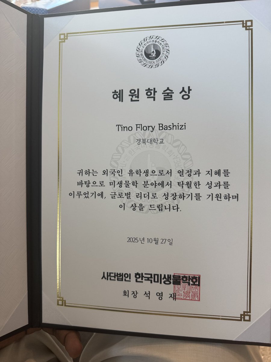 #Suwon Le chercheur congolais 🇨🇩 #RDC en Corée🇰🇷 M. <a href="/OjTino/">Tino BASHIZI</a> a reçu le Member Academic Award (회원학술상) lors du International Meeting of the Microbiological Society of Korea (MSK2025).