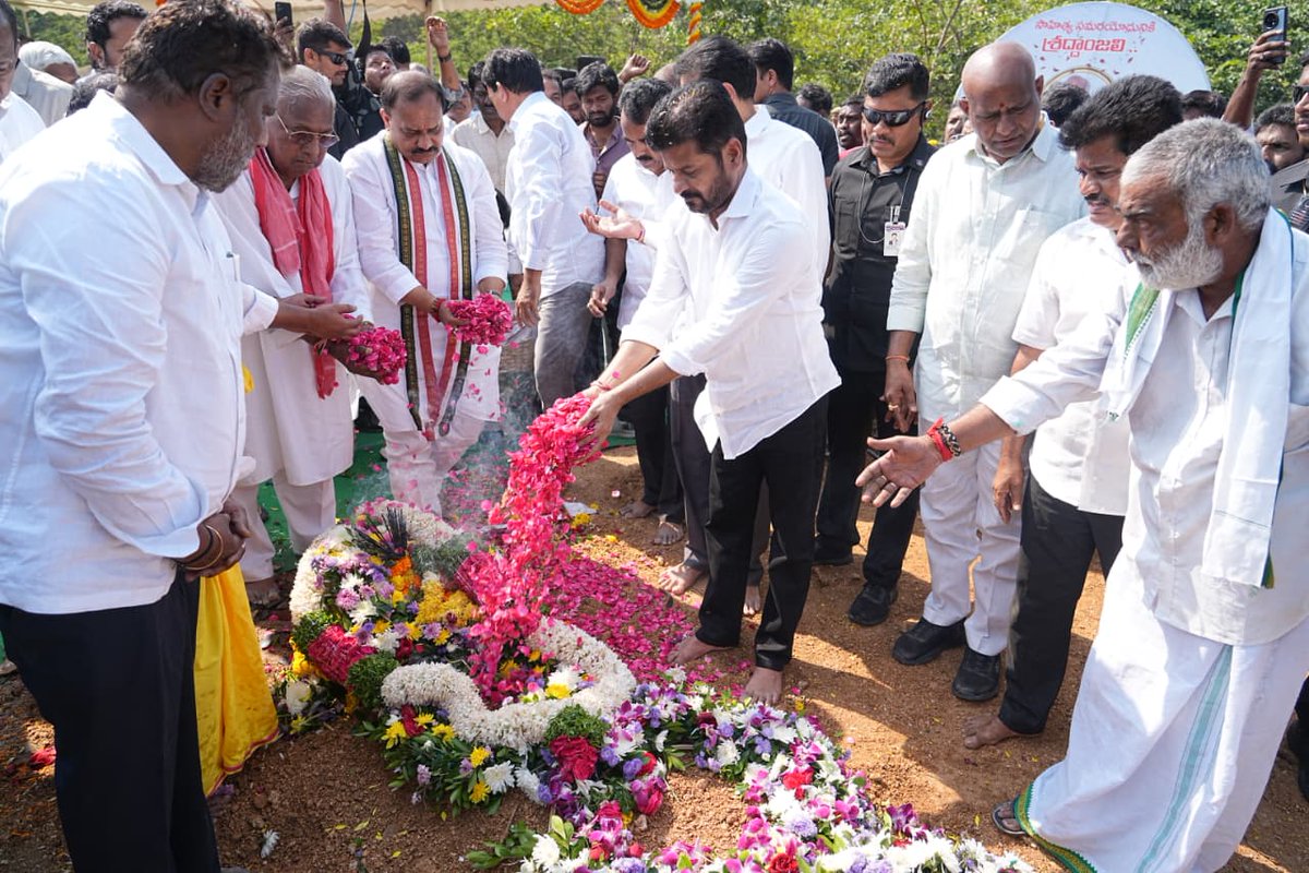 ప్రముఖ కవి, రచయిత, ఉద్యమ గొంతుక, తెలంగాణ రాష్ట్ర గీత రచయిత అందెశ్రీ గారి పార్థీవ దేహాన్ని సందర్శించి ముఖ్యమంత్రి శ్రీ <a href="/revanth_anumula/">Revanth Reddy</a> గారు వారికి నివాళులర్పించారు. ఎంతోకాలంగా అత్యంత సన్నిహితంగా మెలిగిన అందెశ్రీ గారి ఆకస్మిక మరణంతో భారమైన హృదయంతో ముఖ్యమంత్రి గారు వారి