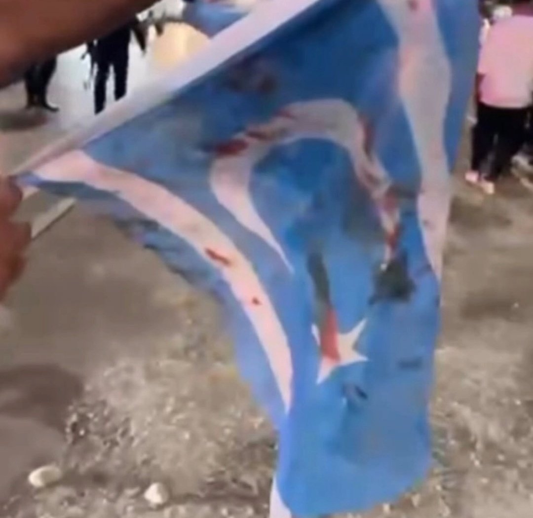 Türkmen yurdu Kerkük'te 2 soydaşımız Şehit edildi, geriye kanlı Türkmen Bayrağı kaldı.

Ruhları şad, mekanları cennet olsun.