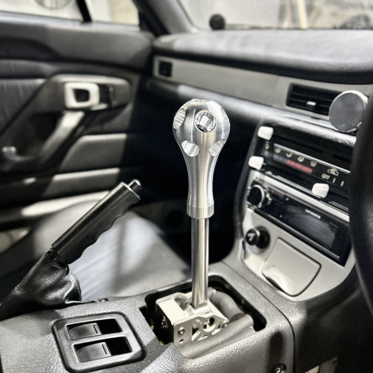 イダテンシフターも、2ロット目の部材が揃いつつありますがすでに製作分はバックオーダーで完売デス💦

3ロット目もすぐに製作開始しますが、確実にゲットしたい方はメールかDMにてご連絡くださいませ！🙇‍♂️

ハイエンドシフトノブ(仮称)と組み合わせるとこんな感じ👀やばないすか？