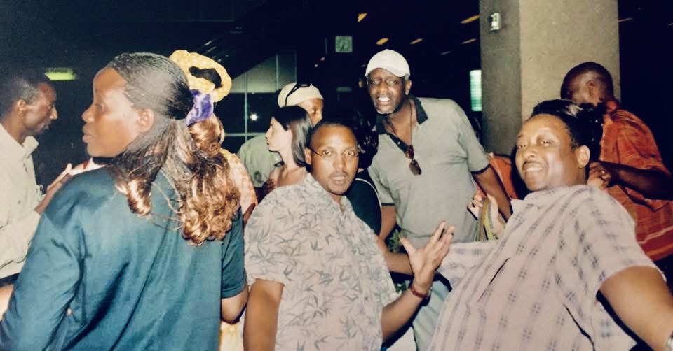 Au #Rwanda, en compagnie d’Eulade Bwitare, Faina Numukobwa, Julienne Gashugi, Jean Mutsari, Tony Gatera, Twahirwa Veve, Maître Muyango et Ibirezi. Ce cliché me rappelle que je vais fêter mes 25 ans de carrière journalistique, consacrés au reportage.