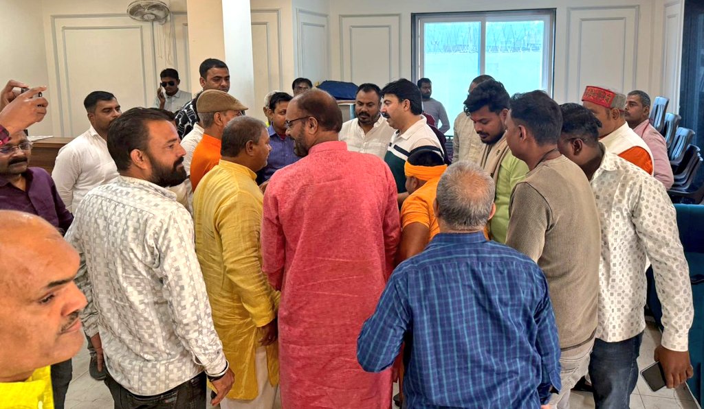 shalabhmani's tweet photo. जनता दर्शन !!

देवरिया स्थित अपने जनसंपर्क कार्यालय "मां सरस्वती सेवा सदन" पर सुबह जनता दर्शन में पधारे लोगों का अभिनंदन कर उनकी समस्याओं को सुना एवं अविलंब निस्तारण हेतु सभी संबंधित अधिकारियों/कर्मचारियों को निर्देशित किया।

#Deoria 
#जनतादर्शन https://t.co/roVYAVSOYl