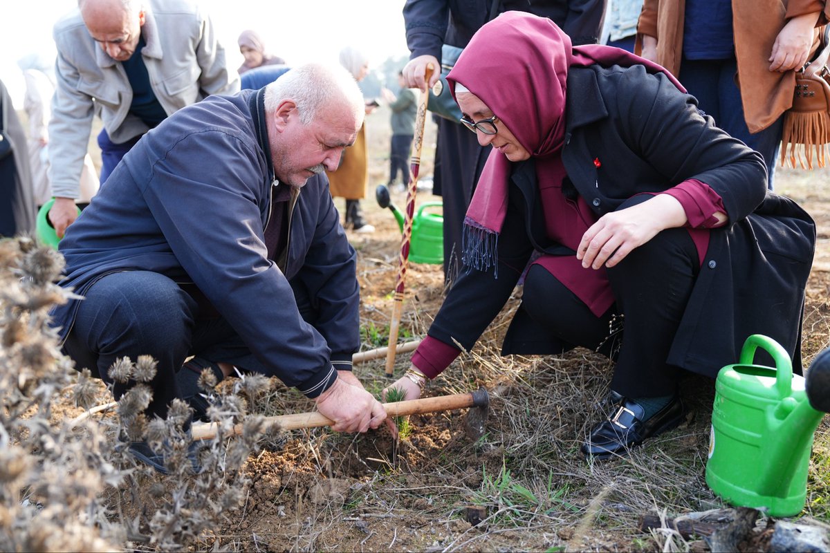 Her bir fidan, bu topraklara düşen bir kahramanın hatırası…
Her bir yeşeren dal, geleceğimize uzanan bir umut…🌱

Şehit ailelerimizle yeniden buluştuk. Birlikte toprağa dokunduk, her bir fidanı dualarla diktik.
Millî Ağaçlandırma Günü’nde sadece doğayı değil, kalplerimizi de