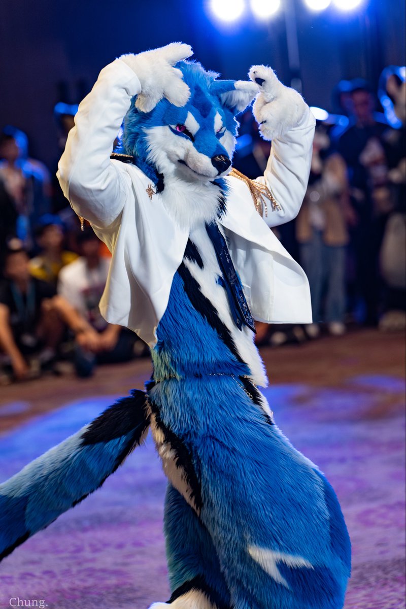 Infurnity2025 random dance🩵

📷: <a href="/CangChung0307/">蒼穹Chung🔜</a> 
#infurnity2025 #FursuitEveryday