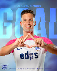 Mouloss's tweet photo. 🇪🇸ESPAÑOLES POR EL MUNDO🌍

🔸KITCHEE SC 🇭🇰 @HK_Kitchee 

El afamado equipo de Hong Kong , uno de los siempre galardonados con los títulos en juego de un tiempo a esta parte , disfruta de varios compatriotas españoles en sus filas . Actualmente en el liderato del campeonato regular 

4 jugadores en total , más el entrenador , Iñigo Calderón @I_CALDERON_14, se encuentran en el conjunto hongkonés  

1⃣ LEANDRO MARTINEZ @leandroM9 ex @SestaoRC, 6 partidos, 1 gol y máximo asistente con 4 . DELANTERO
2⃣ REVILLA @Adrianrevilla_ ex @BarakaldoCF y @Orihuela_CF, máximo goleador con 3 tantos en 6 partidos . DELANTERO
3⃣ ROGER RIERA @RogerRiera_ ex @atcosanluqueno y @REALUNIONCIRUN ,titular en los 6 partidos. CENTRAL 
4⃣ ILLARRAMENDI @illarra4, ex @RealSociedad y @realmadrid , acaba de aterrizar , lleva 1 partido . MEDIO CENTRO
-----------------------------------------