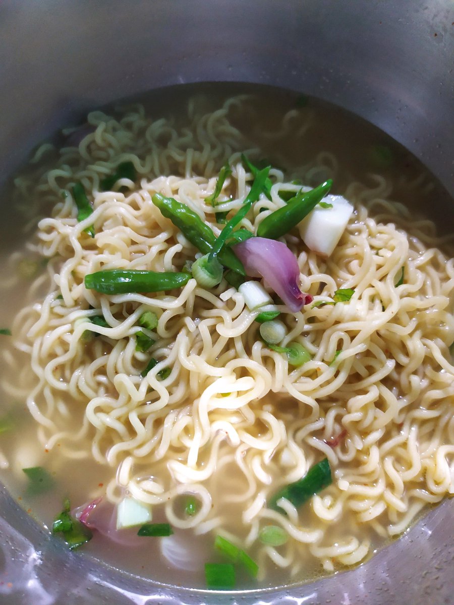 Hujan " enak makan mie kuah