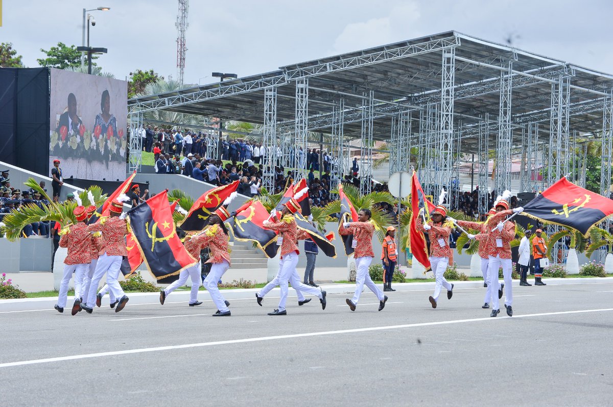 rashtrapatibhvn's tweet image. At the invitation of President João Manuel Gonçalves Lourenço, President Droupadi Murmu participated in the celebrations of the 50th anniversary of Angola&apos;s Independence. In a colourful ceremony held at the Praça da República in Luanda, the President joined President Lourenço to…