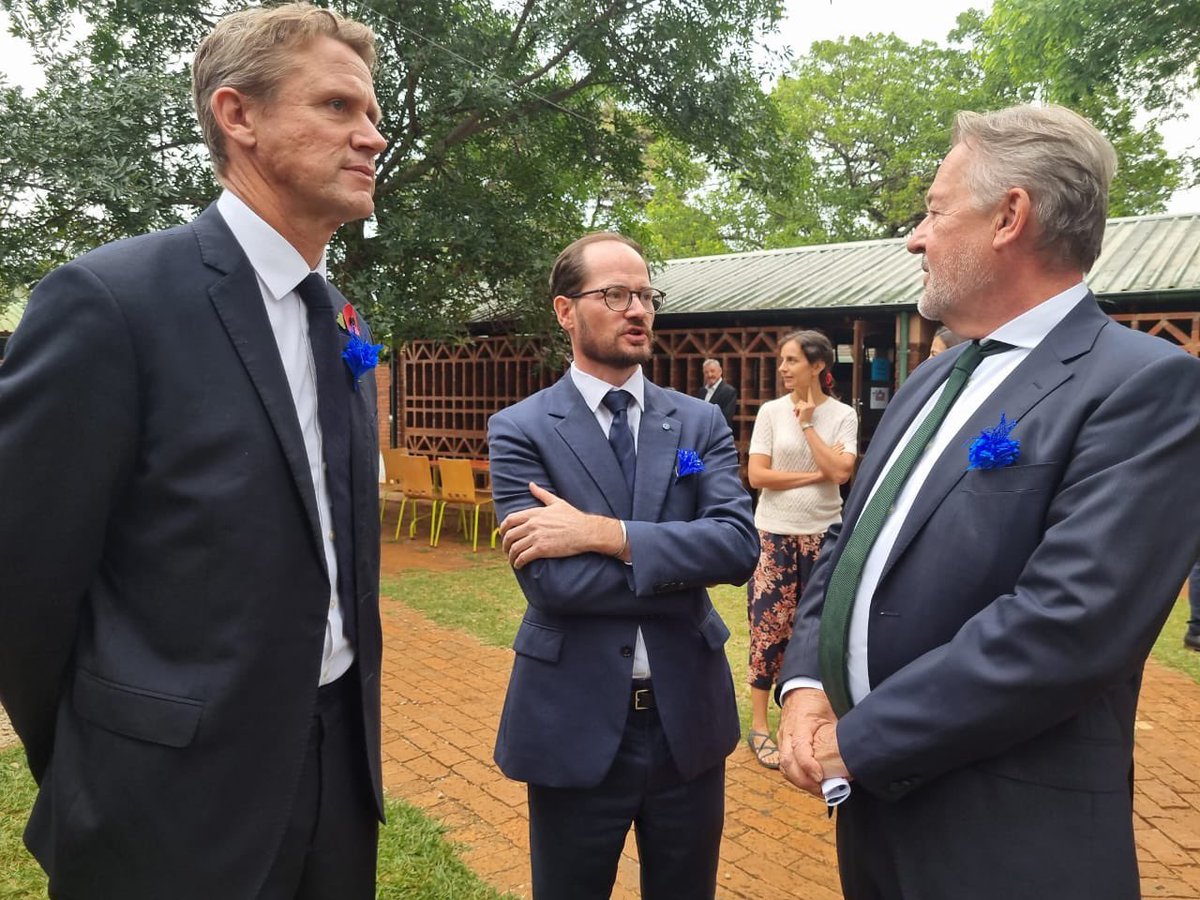 Today, we gathered at the French School of Harare to commemorate the Armistice of November 11, 1918, which brought an end to the First World War.

This ceremony is a moment of remembrance, reflection, and transmission. It reminds us of those who fought for peace and freedom.

In
