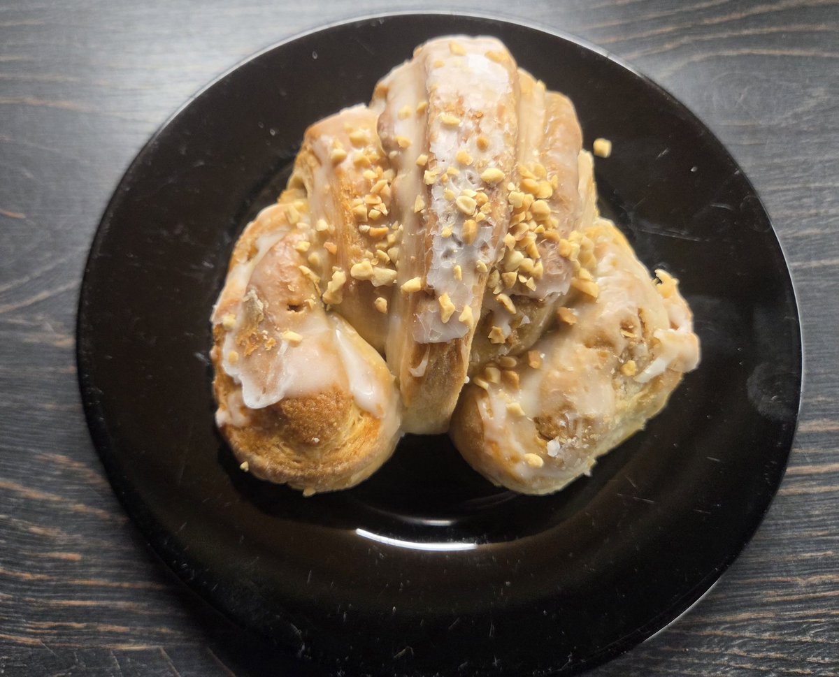 Niemal tygodniowa nieobecność w Poznaniu sprawiła, że tegoroczny #rankingrogali jest krótki. Kończę go bardzo dobrym, z właściwymi proporcjami,  wypiekiem z Santosu (60 zł/kg, 43,50 zł/3 szt.). Ostatnie notowanie:
1. Kociak
2. Santos
3. Gembiak
4. Pod strzechą