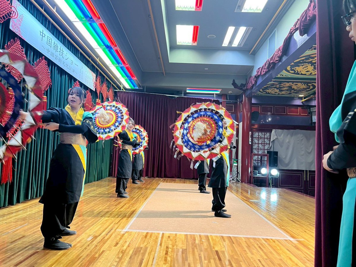 fuugashanshan's tweet photo. 11/3 中国庭園燕趙園様よりお声がけ頂き、
重陽節のイベントにて傘踊りを披露させて頂きました♪
今回は、天候に考慮し、イベントホールでの演舞に切り替え、県内外からお越しの皆さまに、自由曲を含む傘踊り、4曲を披露させて頂きました♪

演舞後は、恒例のレンタル衣装での園内散策を楽しみました！ https://t.co/L1ZvfCBzQS